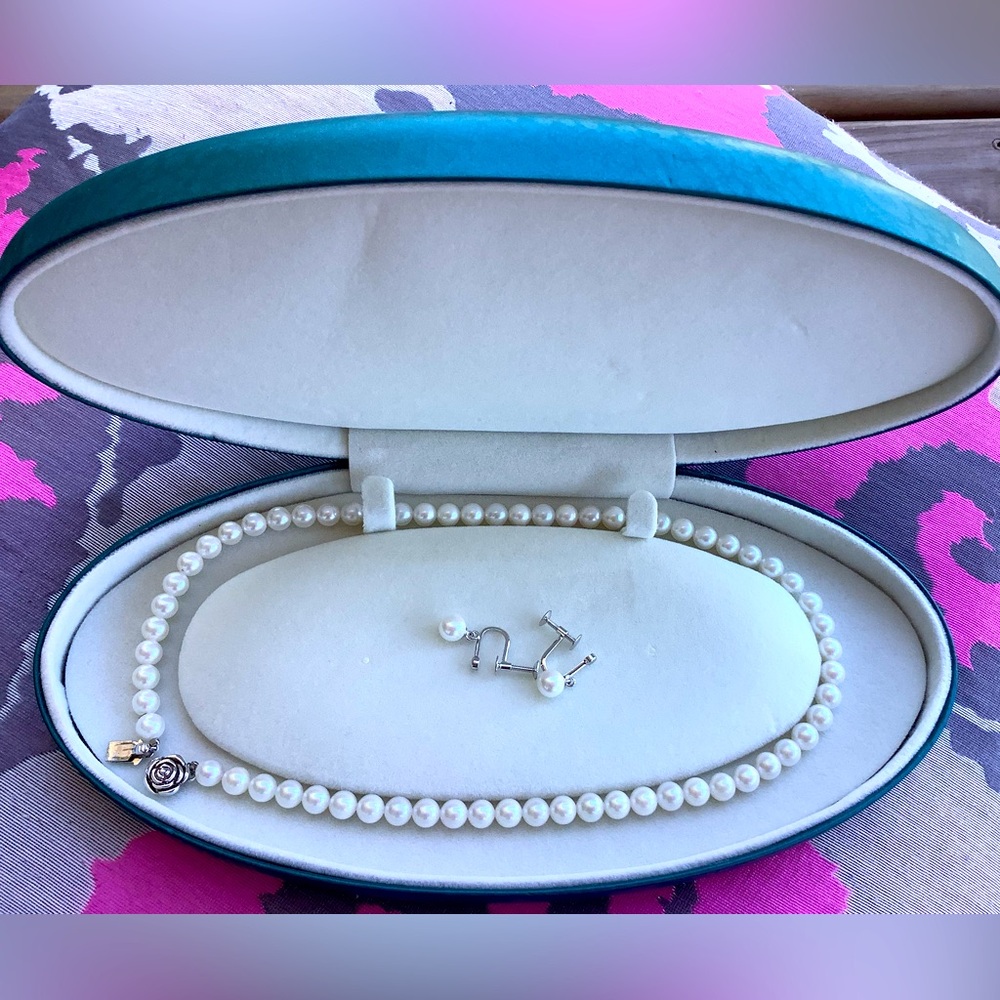 Authentic PEARL necklace + earrings set 🔥🔥